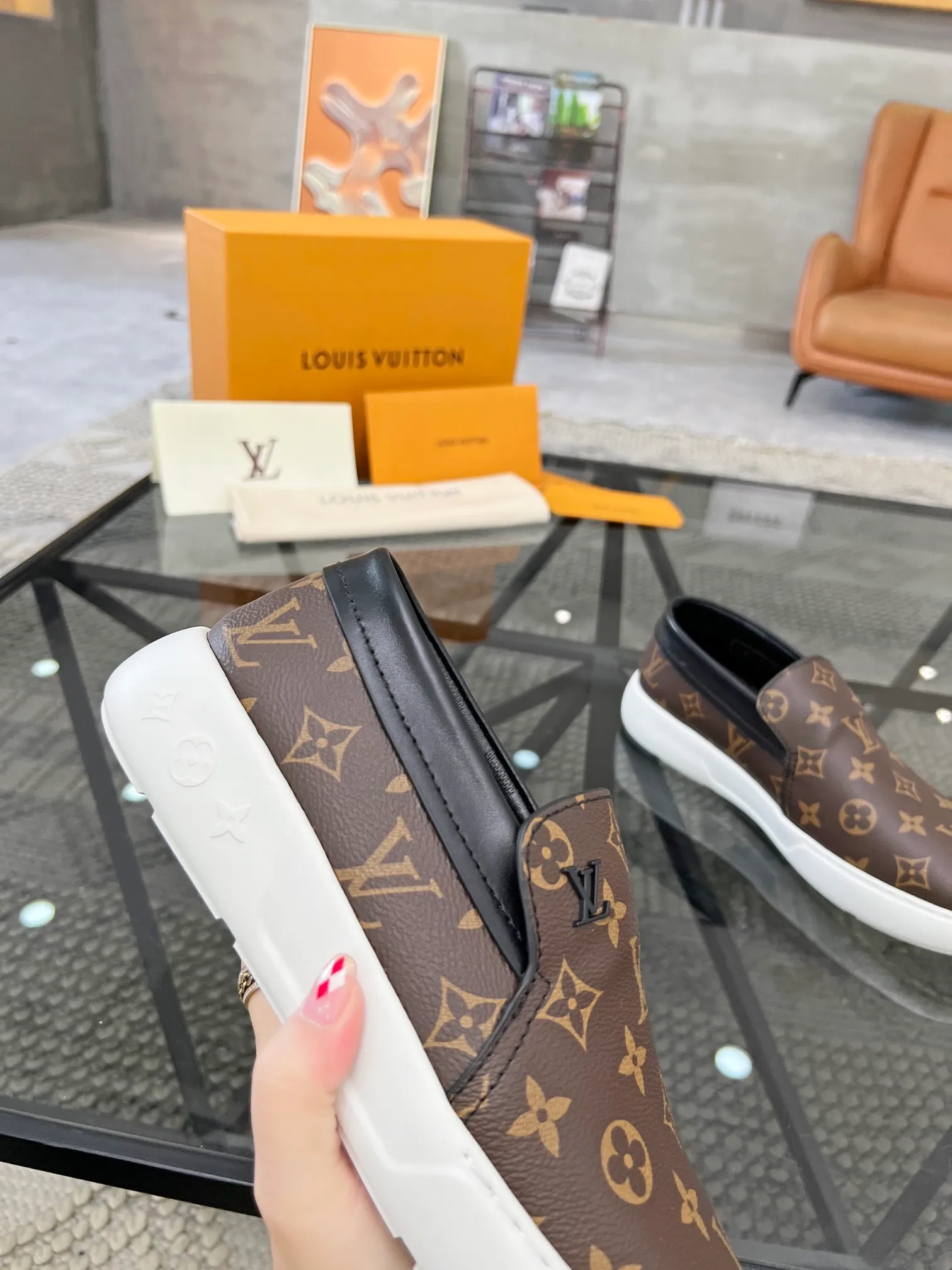 Factory price: 520💰 LV🔍Top purchasing agent🇮🇹 Road The most popular sneakers are available at the same time in the super popular sports shoe counters. The uppers are made of Italian original imported cowhide fabric. The classic and generous layout is a must-have for fashionistas. The complex craftsmanship is perfectly reproduced. The imported soft water-dyed cowhide lining is padded. The soles are: original soles specially provided by the factory. The exclusive foamed molded soles are super comfortable. The original factory follows the order. 🔍🔍High quality. You can go in and out of the counter at will. Welcome to compare. Size 39-45 (38 can be ordered)